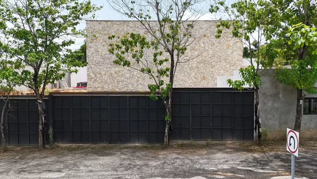 Fachada residencial con piedra — MHG Arquitectos