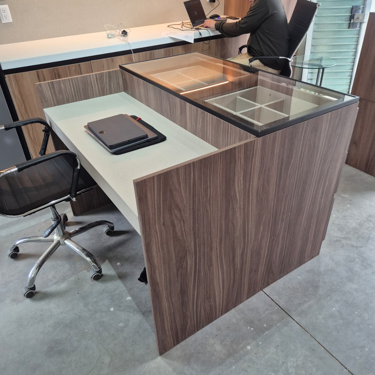 Isla de showroom en madera y vidrio